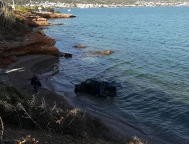 Σαλαμίνα: «Βουτιά» ΙΧ στη θάλασσα - Την γλύτωσε με τραύματα η οδηγός (φωτο)